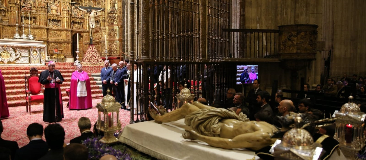 El Cristo Yacente preside el Viacrucis en la Catedral de Sevilla.

REMITIDA / HANDOUT por CONSEJO DE HHYCC
Fotografía remitida a medios de comunicación exclusivamente para ilustrar la noticia a la que hace referencia la imagen, y citando la procedencia de la imagen en la firma
10/3/2025