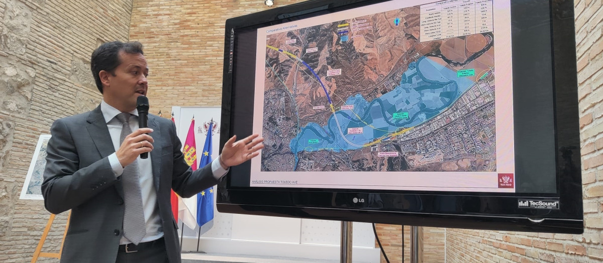 El alcalde de Toledo, Carlos Velázquez, exponiendo la propuesta de la ciudad para el recorrido del AVE Madrid-Lisboa a su paso por la capital regional.

EUROPA PRESS
12/3/2025