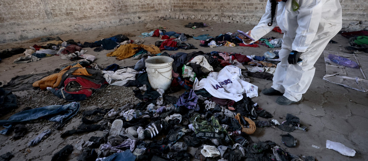 Una mujer de la organización 'Guerreros Buscadores' registra ropa y zapatos encontrados en el Rancho Izaguirre. Se presume que las objetos encontrados pertenecen a personas desaparecidas que habrían visto los últimos días de su vida en ese lugar