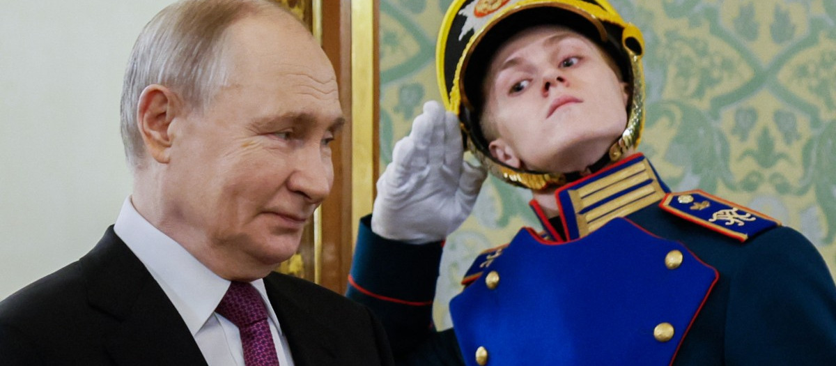 El presidente ruso, Vladímir Putin, pasa junto a una guardia de honor