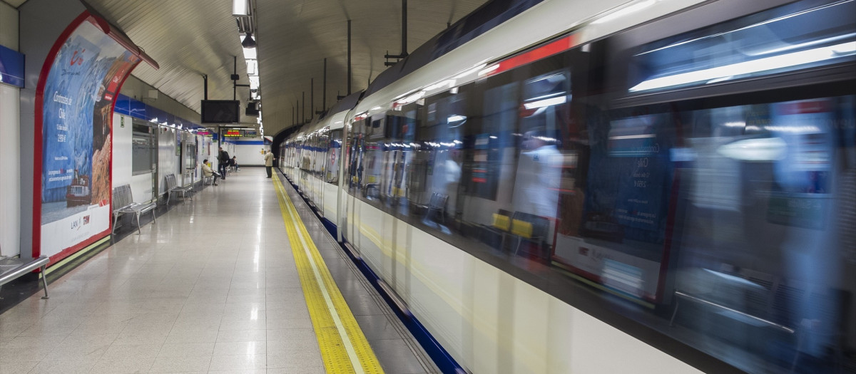 Tren en movimiento de Metro de Madrid
