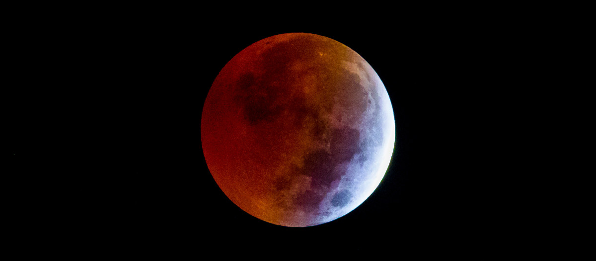 Vista de la luna llena este viernes, durante eclipse lunar, un fenómeno astronómico conocido como "luna roja", en Caracas (Venezuela). EFE/ Miguel Gutiérrez