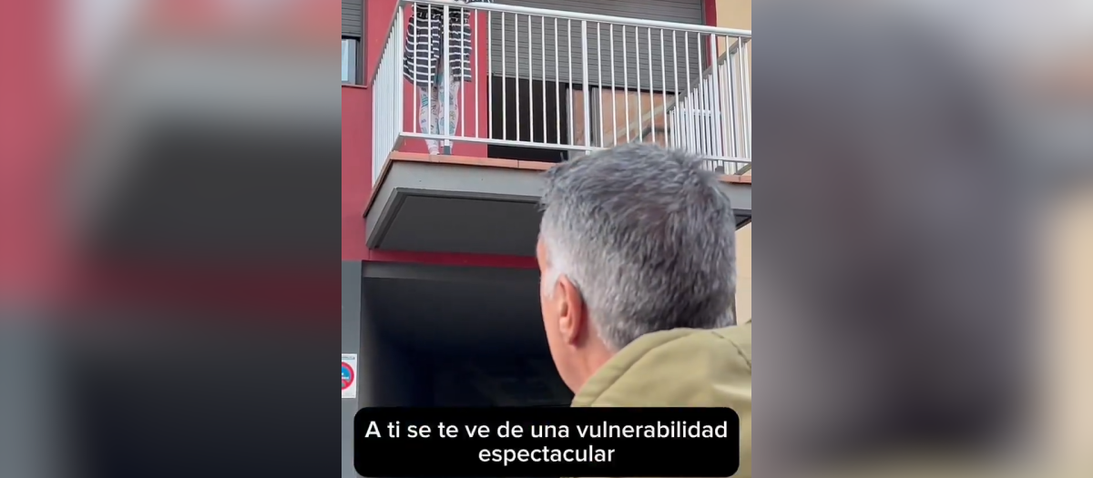 El alcalde de Badalona, Xavier García Albiol, se enfrenta a una okupa