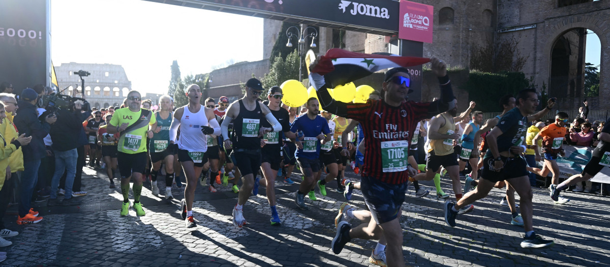 Participantes en la Maratón de Roma llegando a meta en los Foros Imperiales