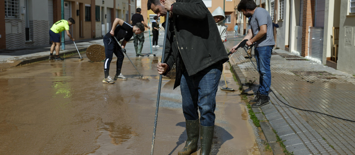 CAMPANILLAS (MÁLAGA), 18/03/2025.- Labores de limpieza en una calle inundada en Campanillas (Málaga). Las intensas lluvias registradas durante la madrugada en la provincia de Málaga han provocado el desbordamiento del río Guadalhorce y el río Campanillas, lo que ha afectado a varias barriadas de los municipios de Málaga capital y Cártama. EFE/ Jorge Zapata