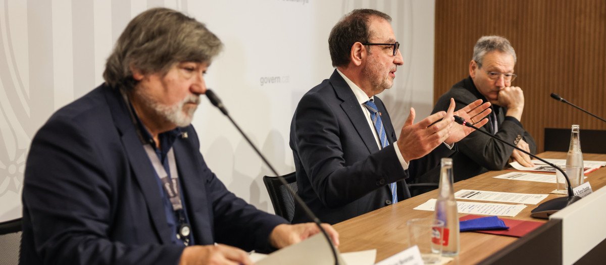 El consejero de justicia, en el centro, junto al director general de Memoria Democrática, Xavier Menéndez y el director del Memorial Democrático, Jordi Font