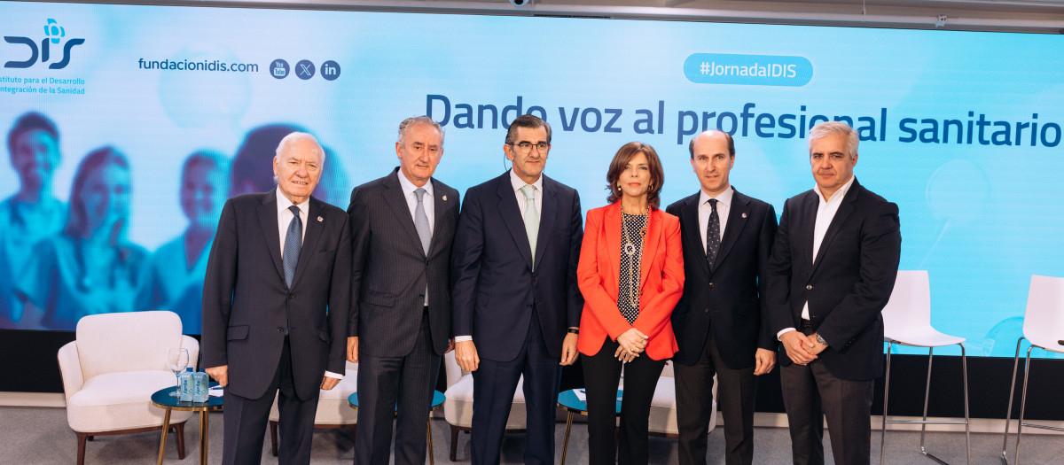 De izquierda a derecha: Florentino Pérez Raya, presidente del Consejo General de Colegios Oficiales de Enfermería; Tomás Cobo, presidente de la Organización Médica Colegial de España; Juan Abarca, presidente de la Fundación IDIS; Marta Villanueva, directora general de la Fundación IDIS; Jaime Olmedo, rector de la Universidad Camilo José Cela y Patxi Amutio, secretario general de la Fundación IDIS