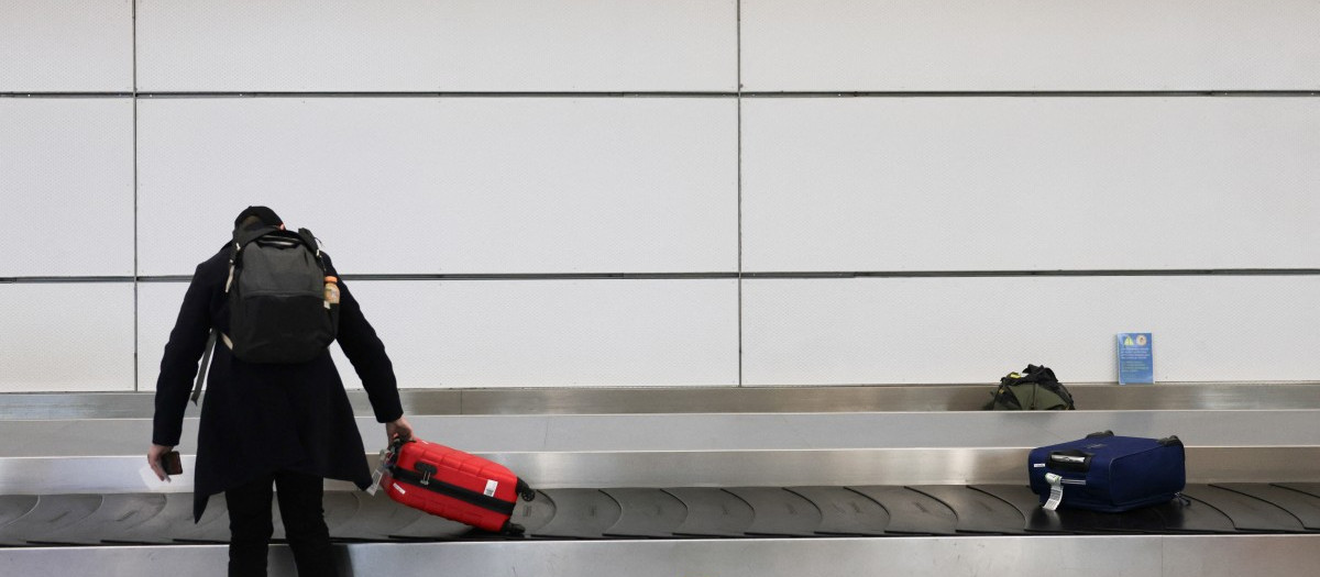Un pasajero recoge su equipaje en el aeropuerto Roissy Charles de Gaulle