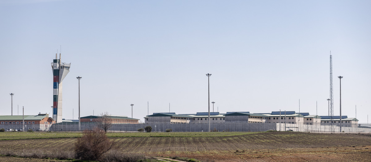 El centro penitenciario de Estremera, (Madrid), Madrid VII, fue inaugurada en 2008, y cuenta con 1.180 celdas de once metros cuadrados distribuidas en 16 módulos