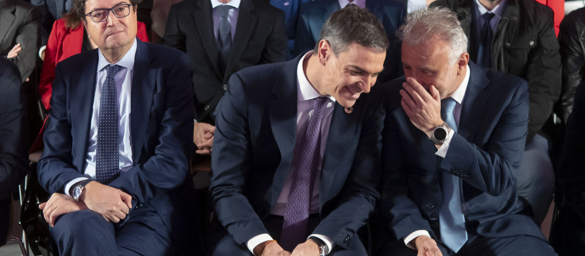 (Foto de ARCHIVO)
(I-D) El ministro para la Transformación Digital, Óscar López; el presidente del Gobierno, Pedro Sánchez y el ministro de Memoria Democrática y Política Territorial, Ángel Víctor Torres, durante la clausura del acto de presentación del Observatorio de Derechos Digitales, en el Auditorio Casa del Lector del Matadero de Madrid, a 5 de febrero de 2025, en Madrid (España). El Observatorio de Derechos Digitales es una iniciativa público-privada financiada con fondos europeos NextGeneration, nacido con el propósito de promover y defender los derechos de la ciudadanía en el entorno digital, así como la implementación de la Carta de Derechos Digitales de España.
Alberto Ortega / Europa Press
05 FEBRERO 2025;DERECHOS DIGITALES;OBSERVATORIO
05/2/2025
