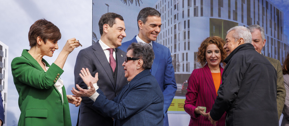 Pedro Sánchez, con dos de sus ministras en una entrega de llaves a inquilinos de vivienda pública en Sevilla