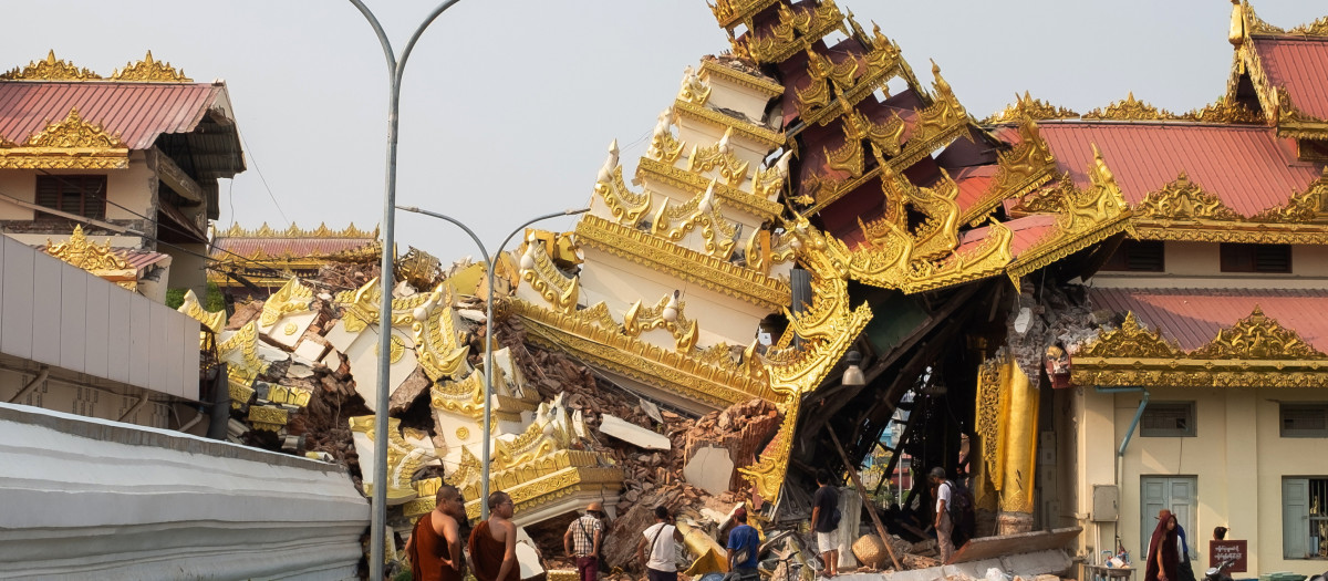 Derrumbe de la Pagoda Maha Myat Muni tras el terremoto del vierner en Mandalay