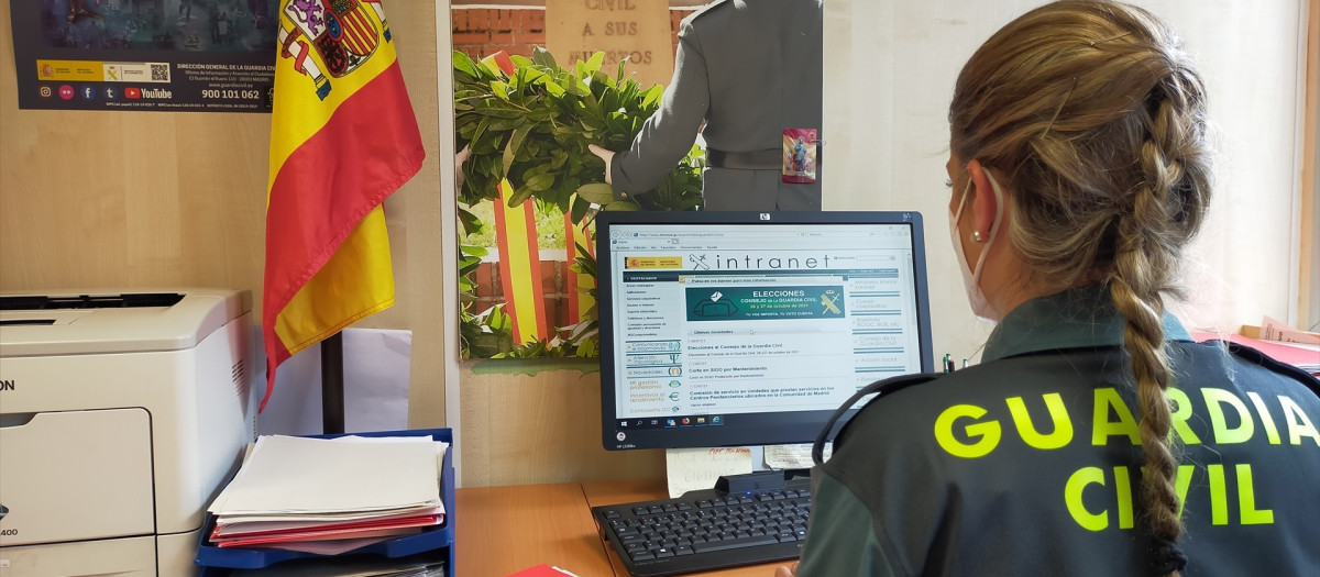 (Foto de ARCHIVO)
Una agente de la Guardia Civil investiga en un ordenador
REMITIDA / HANDOUT por GUARDIA CIVIL
Fotografía remitida a medios de comunicación exclusivamente para ilustrar la noticia a la que hace referencia la imagen, y citando la procedencia de la imagen en la firma
14/7/2021