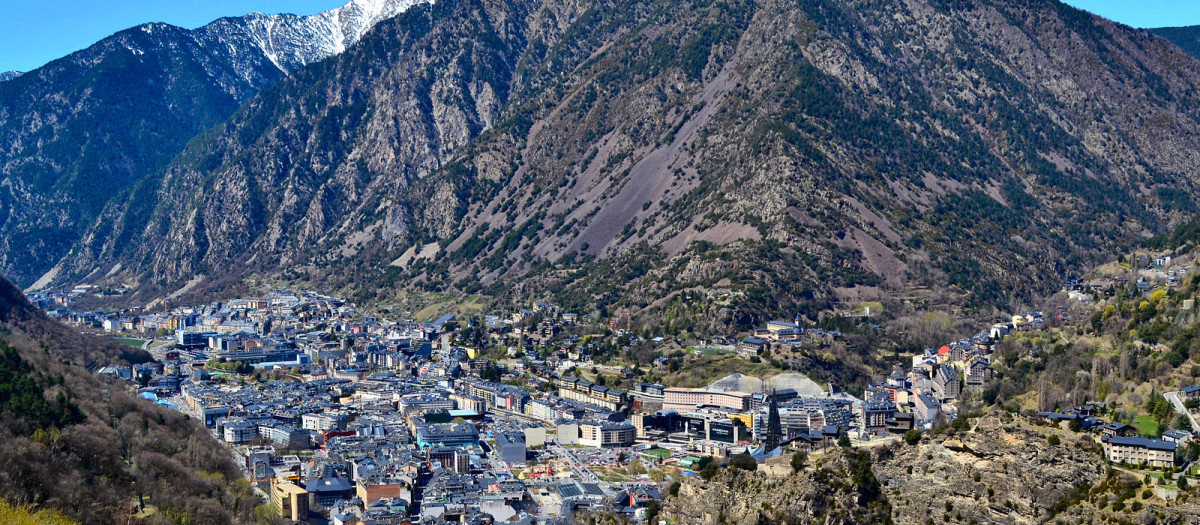 Ciudad entre montañas