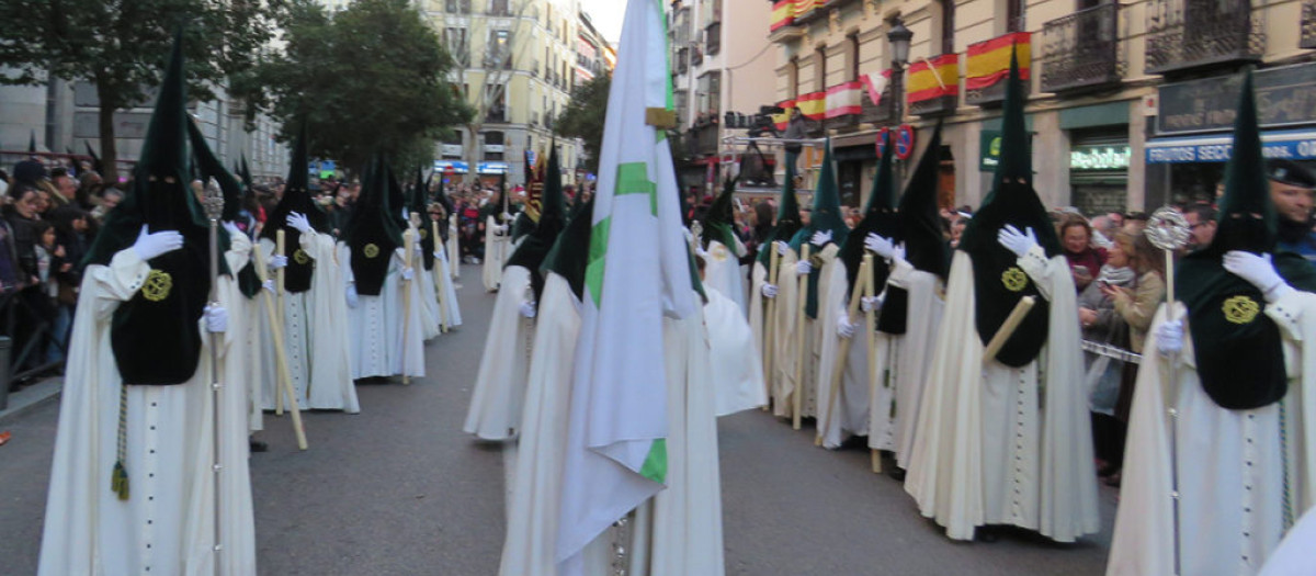 Cofradía en las calles de Madrid en el Jueves Santo