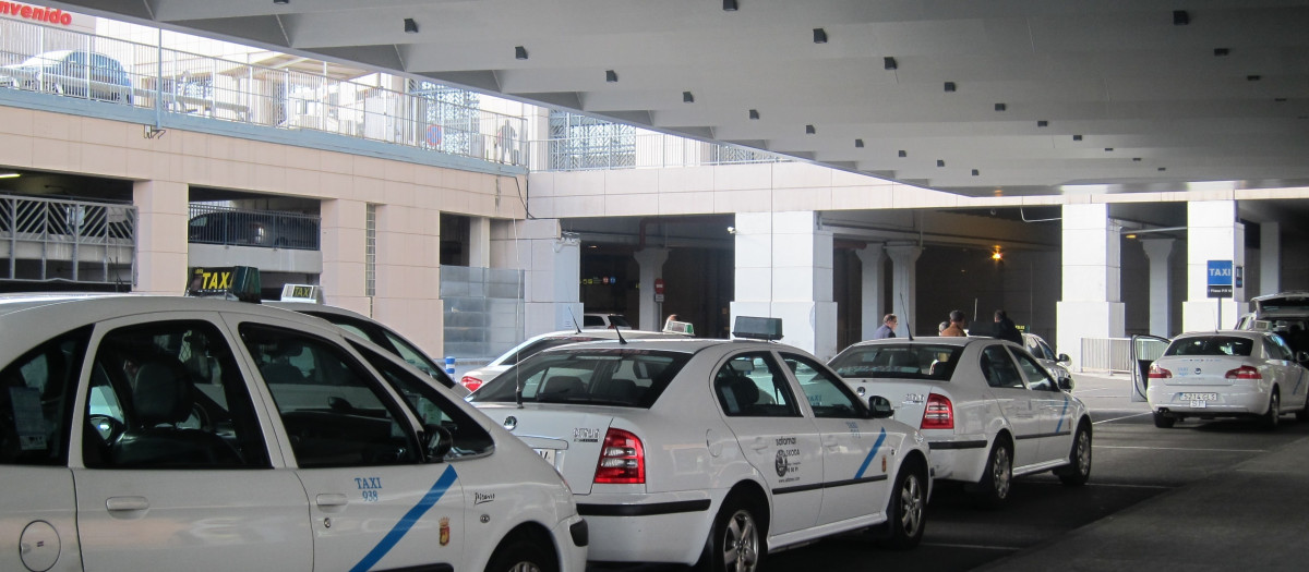Un grupo de taxis en el aeropuerto de Málaga (archivo)