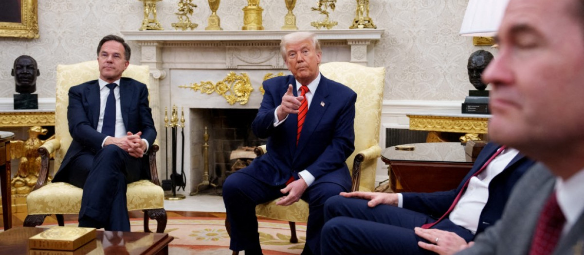 Donald Trump y Mark Rutte (secretario general de la OTAN) con Mike Waltz (consejero de Seguridad Nacional) en primer plano
