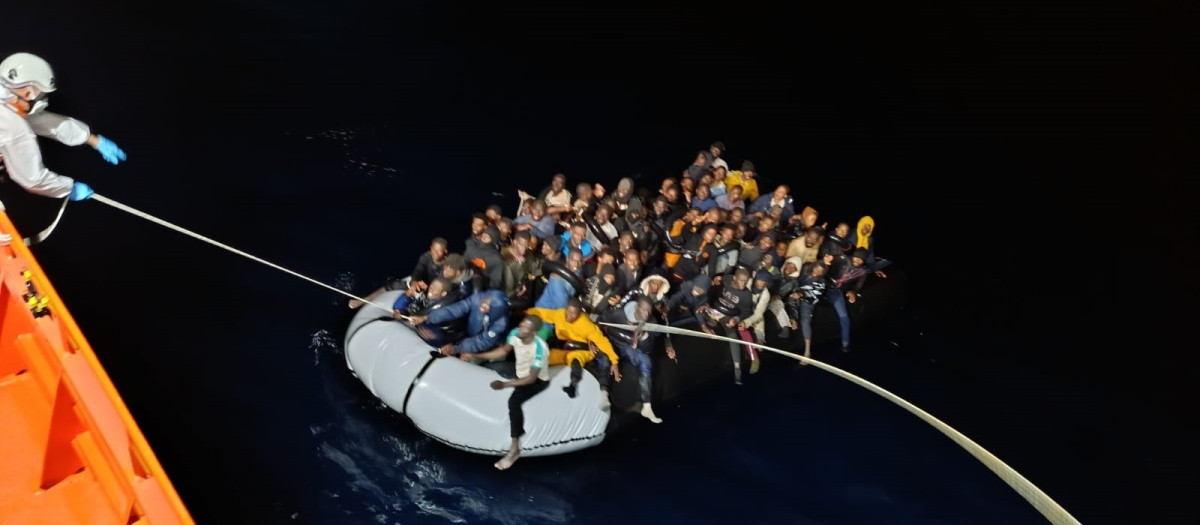 Neumática interceptada por Salvamento Marítimo
REMITIDA / HANDOUT por CEDIDO POR SALVAMENTO MARÍTIMO
Fotografía remitida a medios de comunicación exclusivamente para ilustrar la noticia a la que hace referencia la imagen, y citando la procedencia de la imagen en la firma
02/4/2025