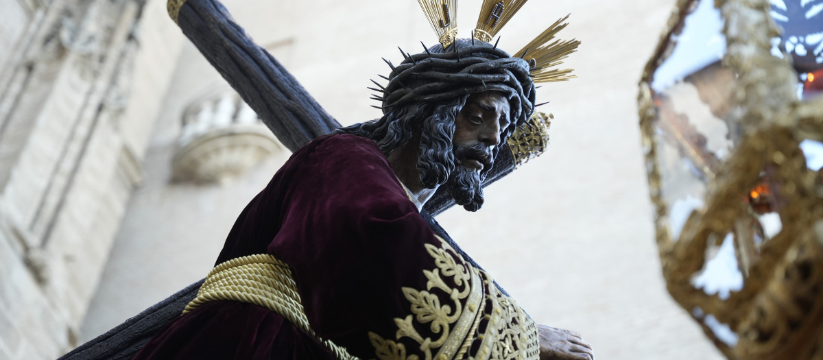 Nuestro Padre Jesús del Gran Poder, obra más importante de Juan de Mesa, saliendo de la Catedral de Sevilla