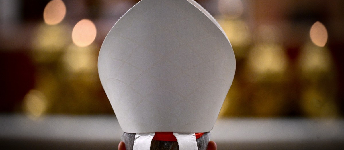 Un cardenal asiste a la misa celebrada con motivo del 20º aniversario de la muerte de san Juan Pablo II