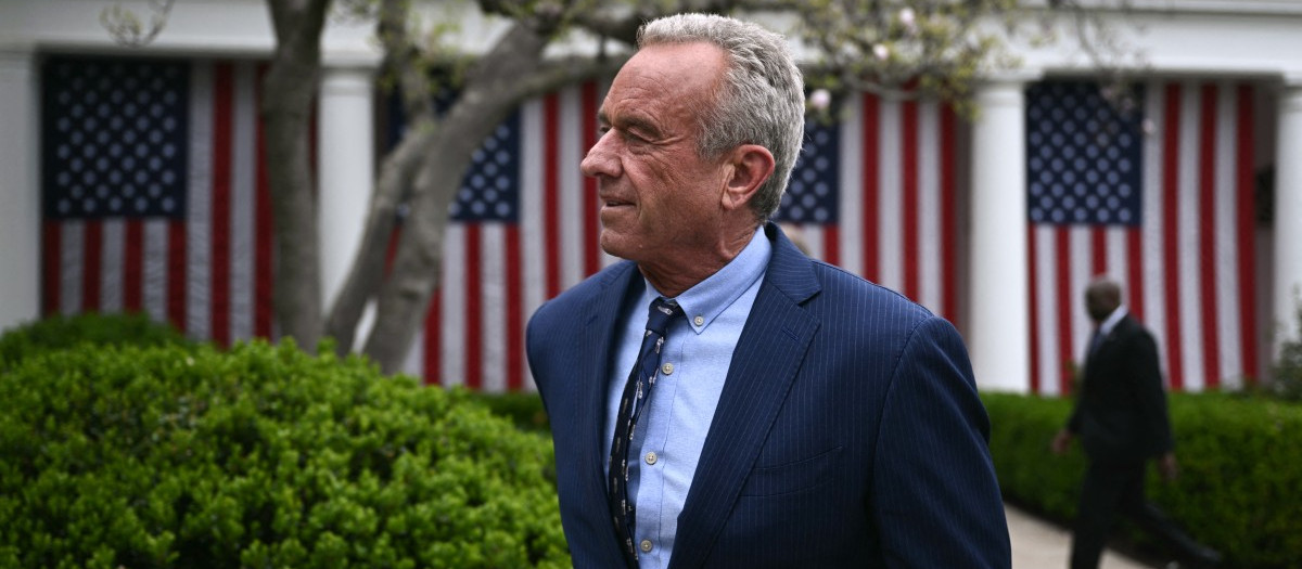 El secretario de Salud y Servicios Humanos de EE.UU., Robert F. Kennedy Jr., asiste a un evento en el Jardín de las Rosas