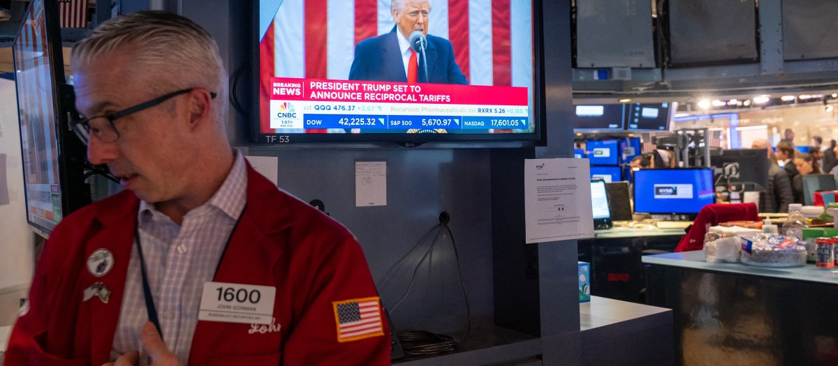 Bolsa de Valores de Nueva York, momentos después del cierre de la sesión y del inicio de la conferencia de prensa del presidente Donald Trump sobre aranceles