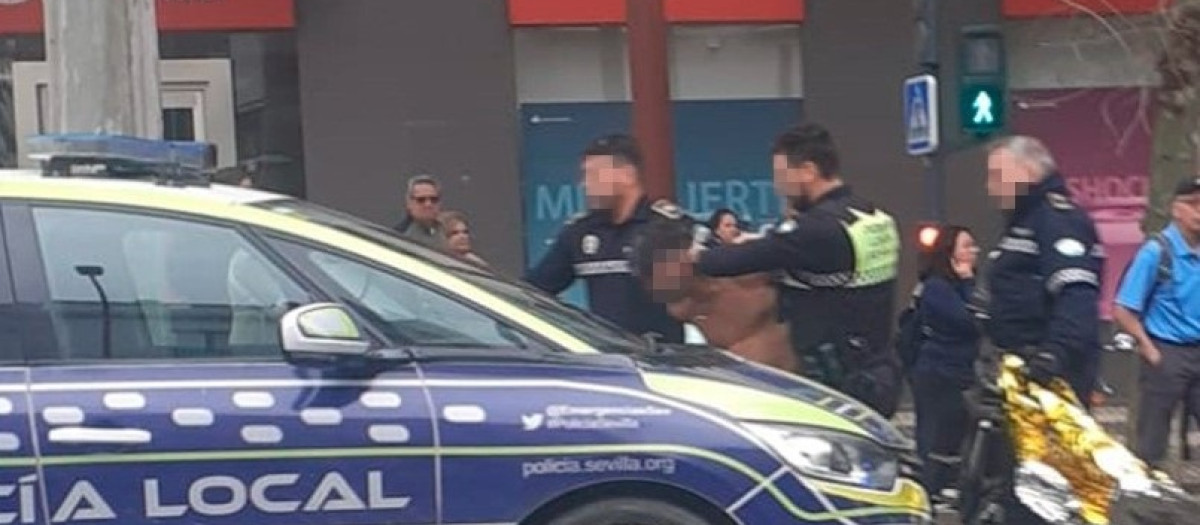 Imagen del momento en el que los agentes aprehenden al individuo
REMITIDA / HANDOUT por L.B./M.G./CEDIDA
Fotografía remitida a medios de comunicación exclusivamente para ilustrar la noticia a la que hace referencia la imagen, y citando la procedencia de la imagen en la firma
02/4/2025