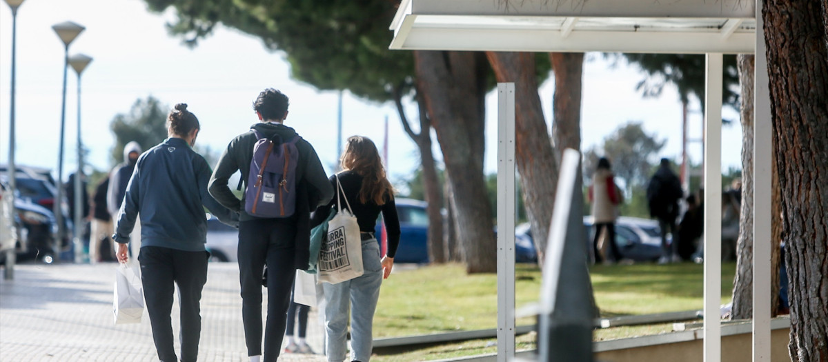 Varios alumnos caminan en las inmediaciones del Campus de la Universidad Francisco de Vitoria (UFV)