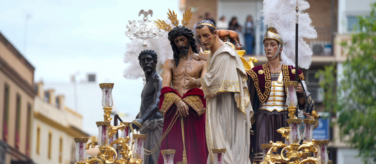 El misterio de la Presentación al Pueblo, de la Hermandad de San Benito, entrando en Campana en el Martes Santo de 2024