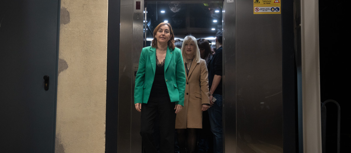 La consellera de Territori, Silvia Paneque (1i), durante una visita a las obras de la L8, a 3 de abril de 2025, en Barcelona, Catalunya (España). La obra de la L8 tiene un presupuesto de 300 millones de euros y, sumados los importes previstos para las instalaciones de túnel, estaciones y arquitectura de las estaciones, la inversión se estima en 412 millones.