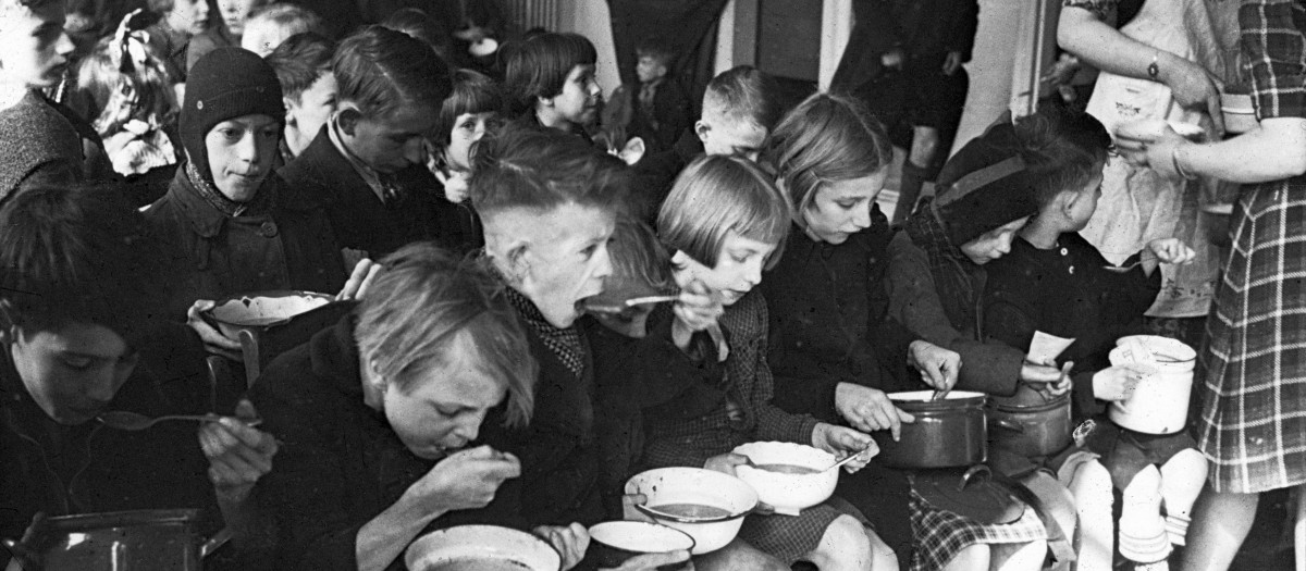 Niños holandeses comiendo sopa durante la hambruna de 1944-1945