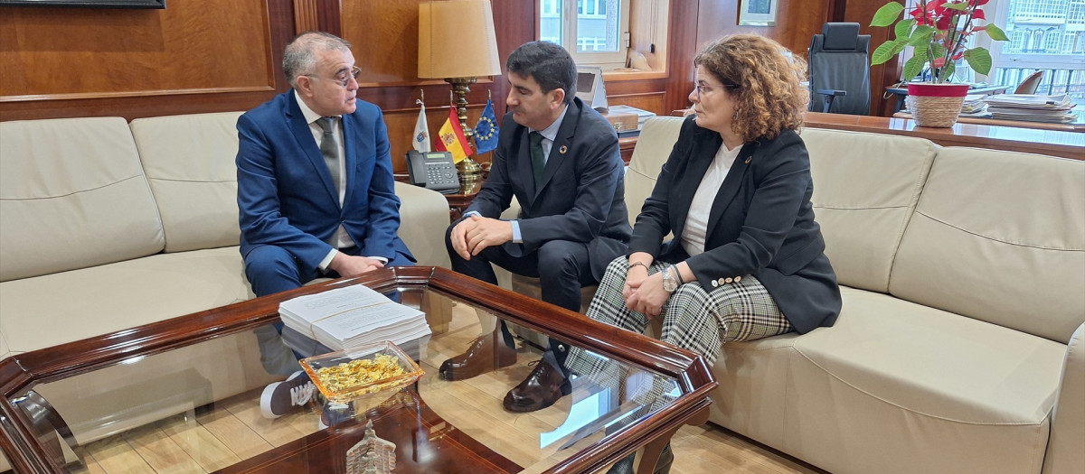 Los vecinos del barrio compostelano de Santa Marta entregan más de 5.600 firmas al Gobierno para reclamar más seguridad

REMITIDA / HANDOUT por DELEGACIÓN DEL GOBIERNO
Fotografía remitida a medios de comunicación exclusivamente para ilustrar la noticia a la que hace referencia la imagen, y citando la procedencia de la imagen en la firma
04/4/2025