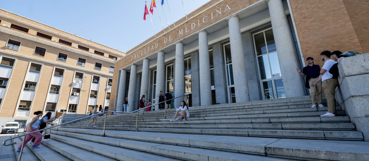 Exterior de la Facultad de Medicina en Madrid