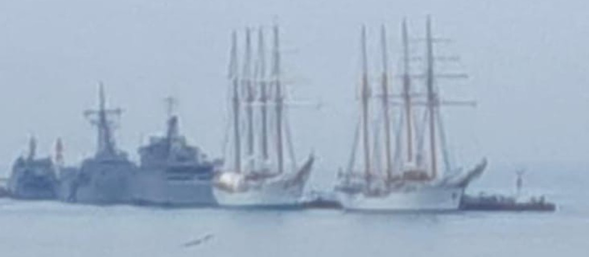 El buque escuela Juan Sebastián de Elcano y el Esmeralda, en Valparaíso (Chile)