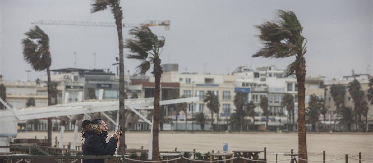 Lluvia y viento en la playa de la Malvarrosa de Valencia