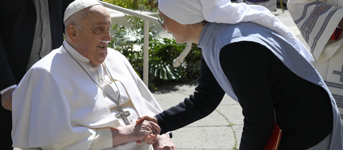 FOTODELDÍA CIUDAD DEL VATICANO (VATICANO), 06/04/2025.- El papa Francisco, convaleciente por sus problemas de salud, ha reaparecido este domingo en persona ante los fieles en la Plaza de San Pedro del Vaticano, al final de la misa del Jubileo dedicada a los enfermos. EFE/Giuseppe Lami