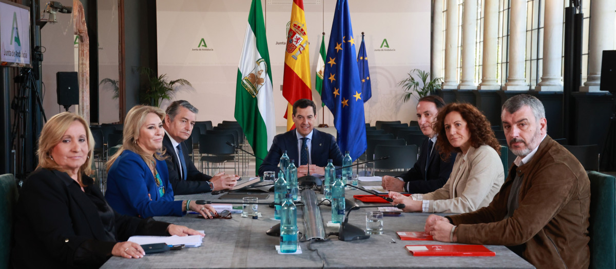 El presidente de la Junta, Juanma Moreno, preside la Mesa de Diálogo Social con la patronal y los sindicatos sobre los aranceles