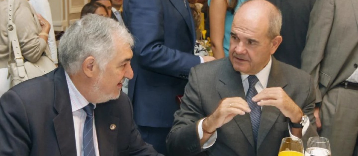 El actual presidente del TC, Cándido Conde-Pumpido (izqda) con el ex presidente de la Junta de Andalucía, Manuel Chaves (dcha), en una imagen de archivo