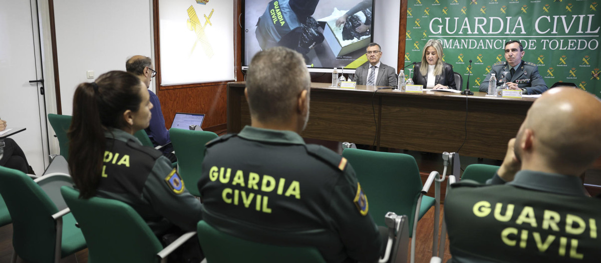 La delegada del Gobierno de España en Castilla-La Mancha, Milagros Tolón, junto al coronel jefe José María Gil, informa de una operación de tráfico internacional de drogas llevada a cabo por la Guardia Civil en las provincias de Toledo y Madrid, en la que 38 personas han sido detenidas. EFE/ Ismael Herrero