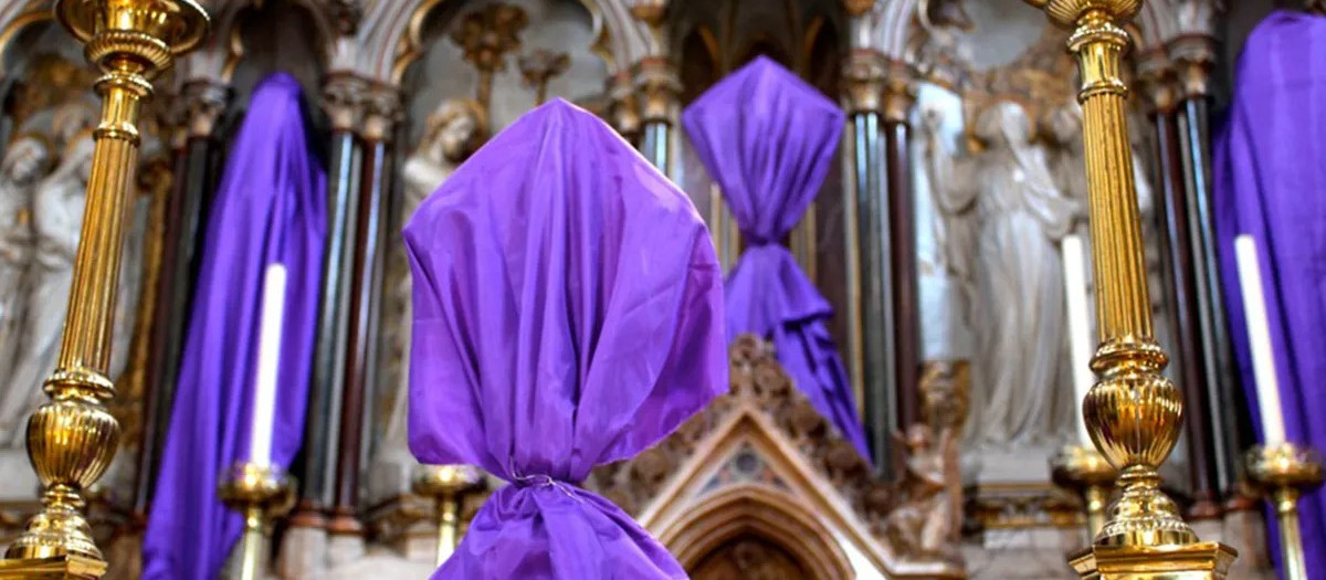 iglesia cubierta de morado