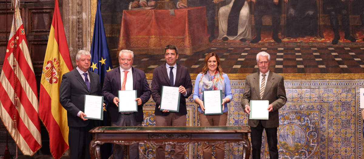Mazón, Catalá y representantes de regantes del Turia y el Júcar, tras la firma del Pacto