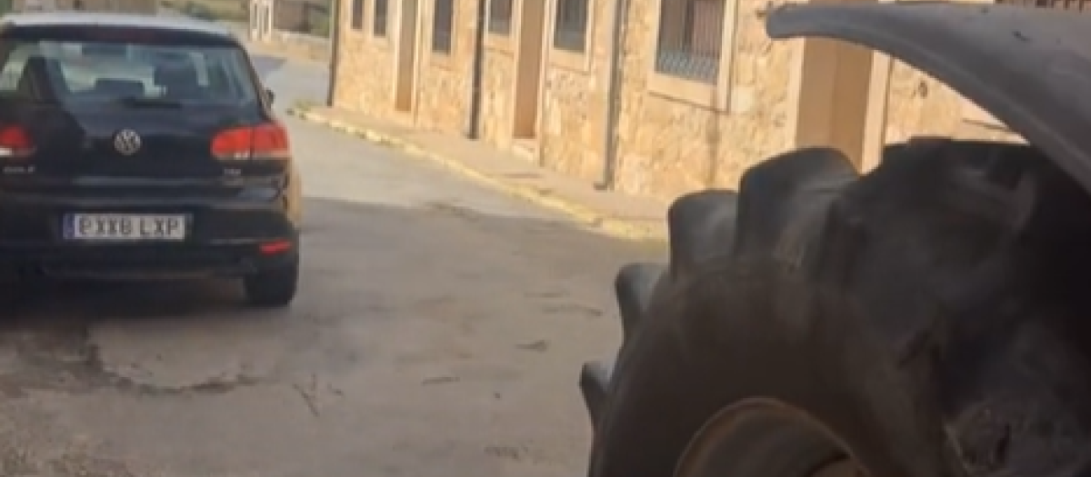 El vehículo bloqueando la calle y el paso del tractor