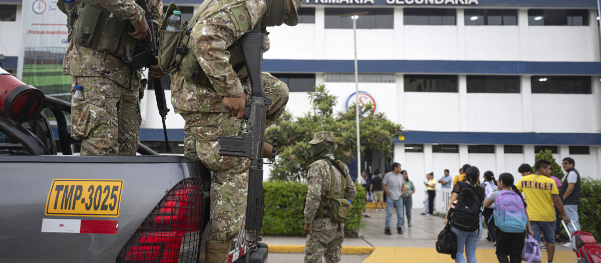 Militares en un colegio de Lima