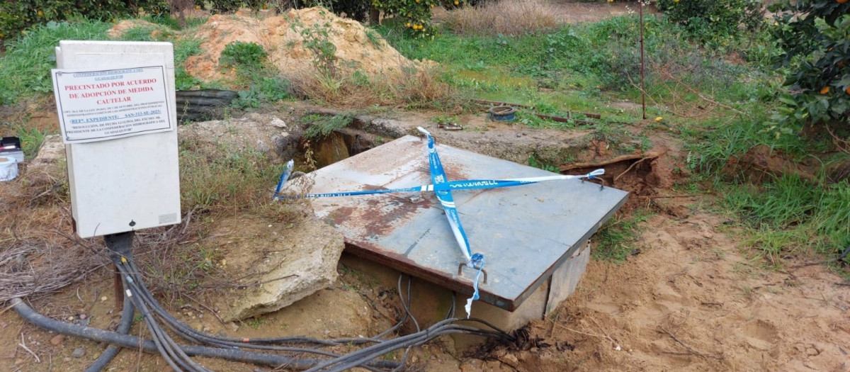 Imagen de uno de los pozos precintados en la finca Aljóbar, propia de la Casa de Alba