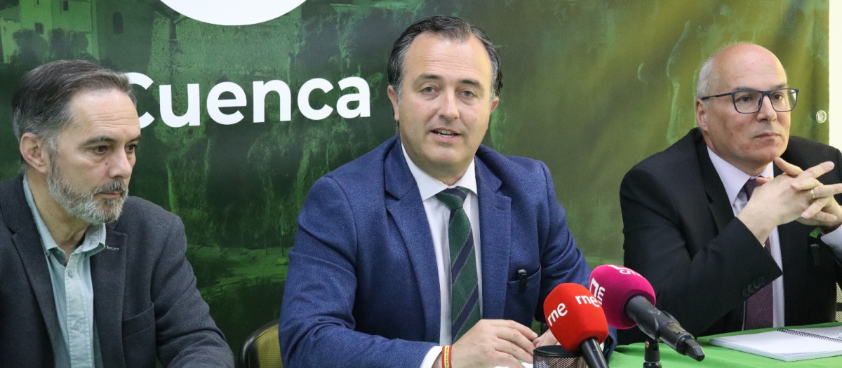 David Moreno, presidente de Vox en Castilla-La Mancha y Rafael Rodriguez (a su derecha), portavoz del partido en Cuenca