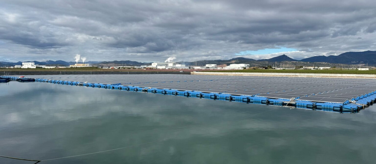 Parque de placas solares flotante para ahorrar en el consumo de los cultivos, Moncófar, Castellón
