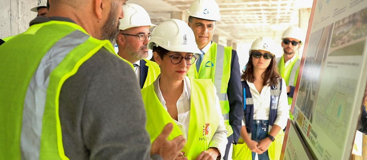 La ministra de Vivienda y Agenda Urbana, Isabel Rodríguez, durante su visita a las obas de construcción de más de 300 viviendas públicas