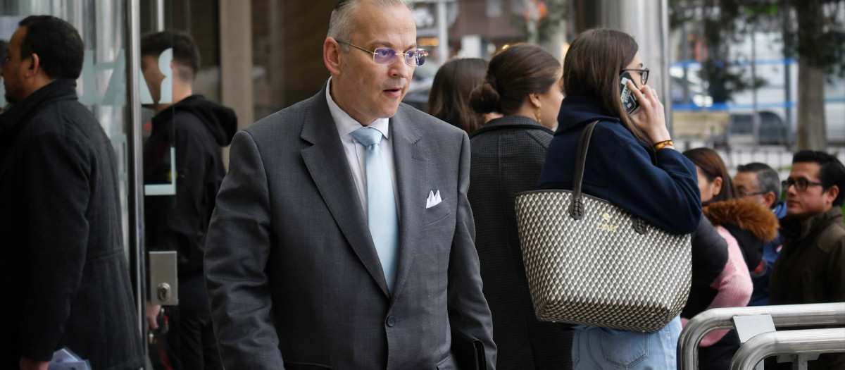 (Foto de ARCHIVO)
El abogado de Hazte Oir, Javier María Pérez-Roldan, a su llegada al juzgado de primera instancia de Plaza de Castilla para declarar como testigo por el ‘caso Begoña’, a 2 de abril de 2025, en Madrid (España). El juez ha citado a los directores ejecutivos de Google Spain y de Indra para tomarles declaración como testigo por las inversiones que realizaron ambas compañías en el 'software' del máster de Transformación Social Competitiva de la Universidad Complutense de Madrid (UCM) del que, según Hazte Oír, se habría apropiado la esposa del presidente del Gobierno. Ambas compañías ya informaron por escrito de las aportaciones económicas que hicieron.

Fernando Sánchez / Europa Press
02/4/2025
