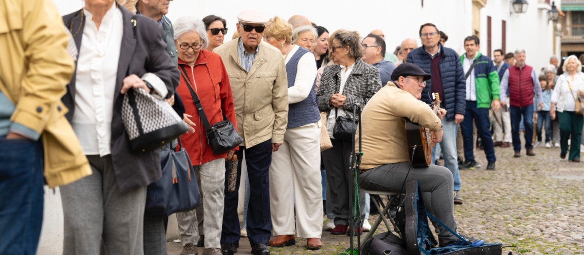 Ambiente en la plaza de Capuchinos de Córdoba este Viernes de Dolores