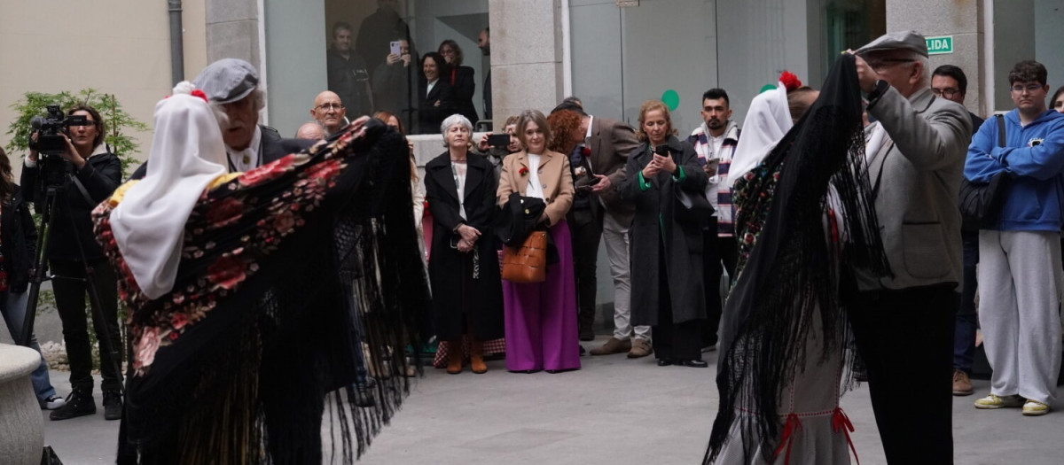 El Ayuntamiento invita a confeccionar trajes de chulapo y chulapa a lo 'hazlo tú mismo' con patrones descargables con QR